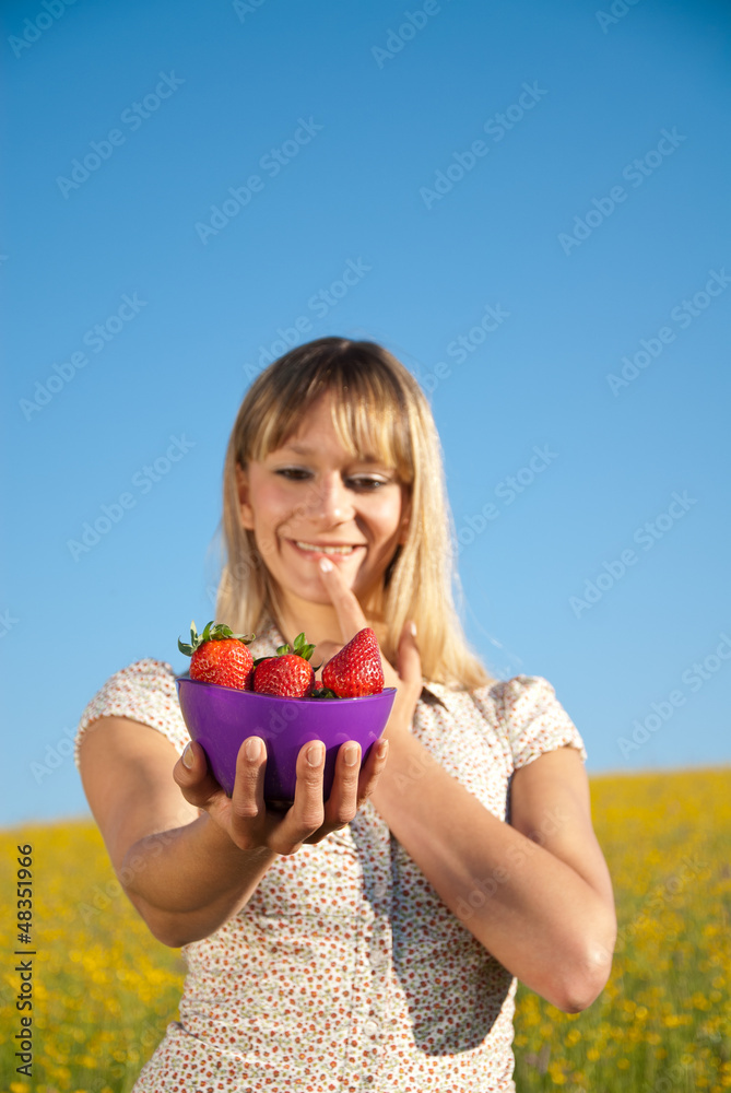 junge Frau mit gesundem Essen in der Hand in der Natur junge Frau mit gesundem Essen in der Hand in der Natur