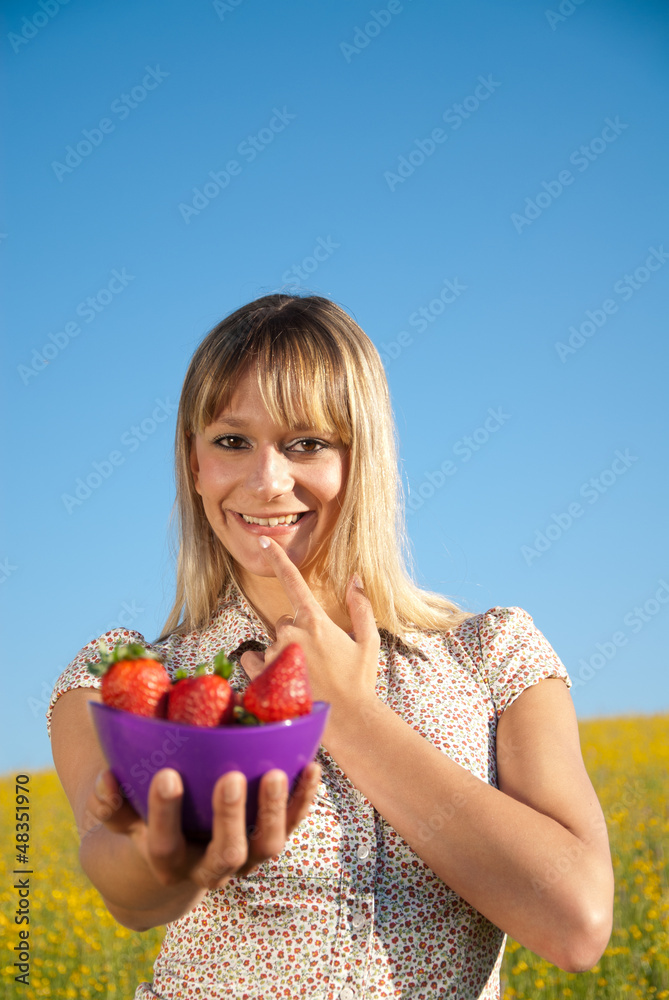 junge Frau mit gesundem Essen in der Hand in der Natur junge Frau mit gesundem Essen in der Hand in der Natur