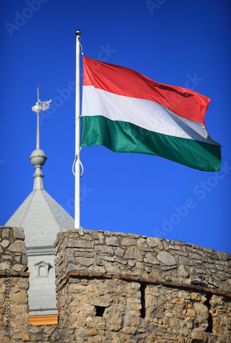 Fotobehang Hungarian flag on medieval bastion
