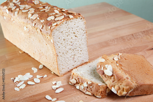 Foto Fresh baked loaf of gluten free almond bread
