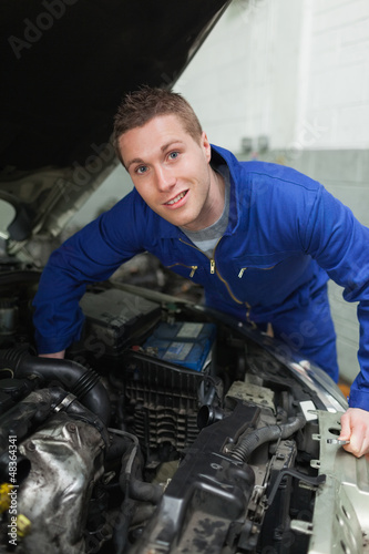 Male mechanic repairing car © WavebreakmediaMicro