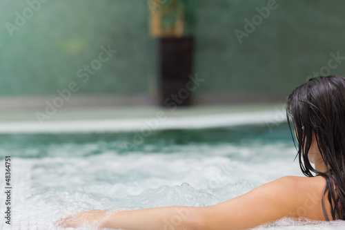 Cuadro en lienzo Woman relaxing in jacuzzi