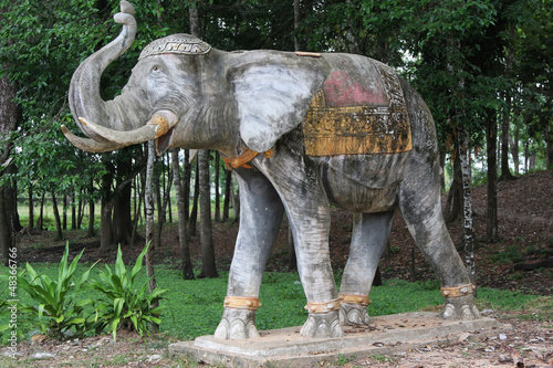 Slika na platnu Elephant de pierre dans un monastère bouddhiste