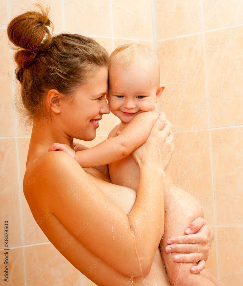 Молодая мама в душе. Мама купается с детьми в ванной. Мама с малышом в ванне. Совместное купание с мамой в ванной. Детишки в душе.
