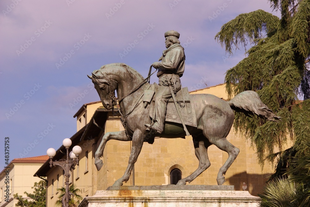 Obraz premium A statue of Garibaldi on a square in Pistoia