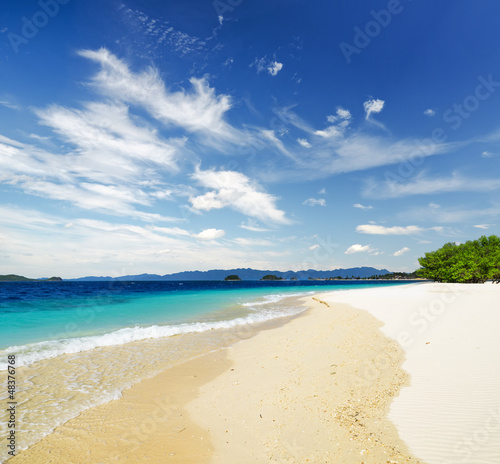 Fototapeta Naklejka Na Ścianę i Meble -  White sand beach and blue sky