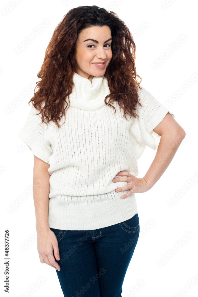 Obraz premium Trendy woman striking stylish pose
