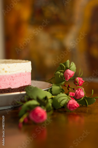 Torta de mousse de chocolate, frutilla y crema helada. Flores.