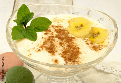 crema de vainilla y platano con canela photo