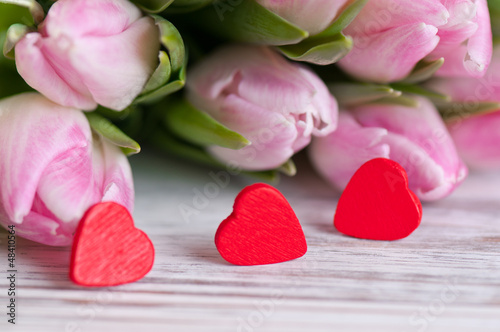 3 rote Herzen mit Tulpenstrauß