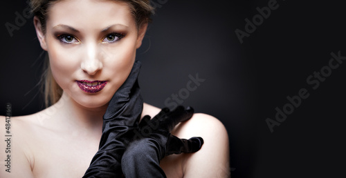 Ragazza bionda sexy con guanti neri photo