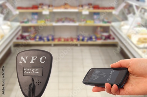 NFC Handy am Lesegerät