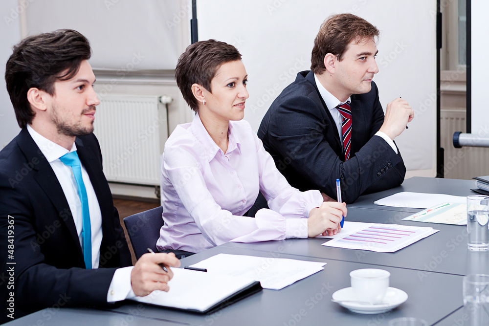 Business Team mit Geschäftsleuten bei Konferenz Business Team mit Geschäftsleuten bei Konferenz