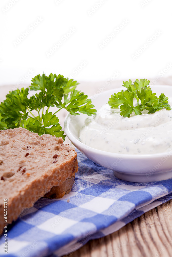 Frischer Kräuterquark frischkäse mit gesundem Brot Frischer Kräuterquark frischkäse mit gesundem Brot
