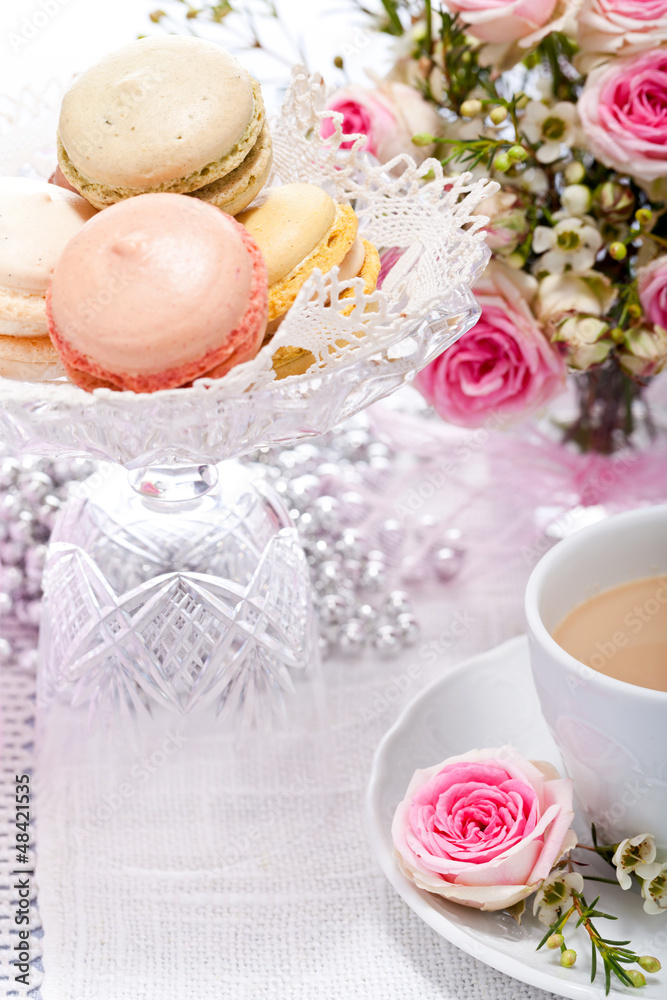 Traditionelle leckere süße Macarons gebäck mit Kaffee Traditionelle leckere süße Macarons gebäck mit Kaffee