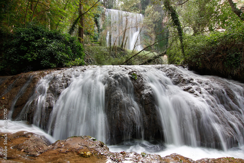Obraz premium cascade over small lagoon