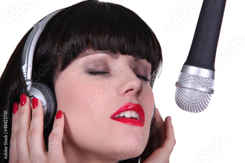 Canvastavla Woman singer in recording studio