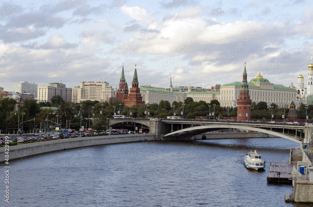 Obraz premium Городской пейзаж с видом на Московский Кремль