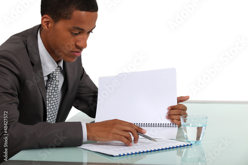 Tableau sur toile Businessman reviewing a report
