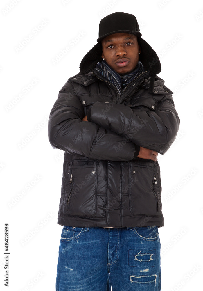 Dunkelhäutiger junger Mann in Winterkleidung Dunkelhäutiger junger Mann in Winterkleidung