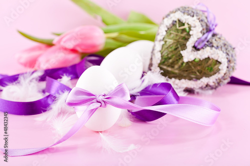 Traditioneller Oster Schmuck mit Ei Schleife Tulpen Geschenk Ban