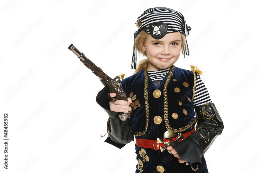 Fototapeta premium Mała dziewczynka jest ubranym pirata kostium trzyma pistolet