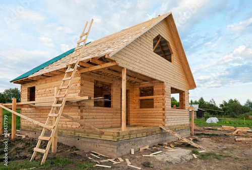 Wooden house under construction © Alexandr Blinov