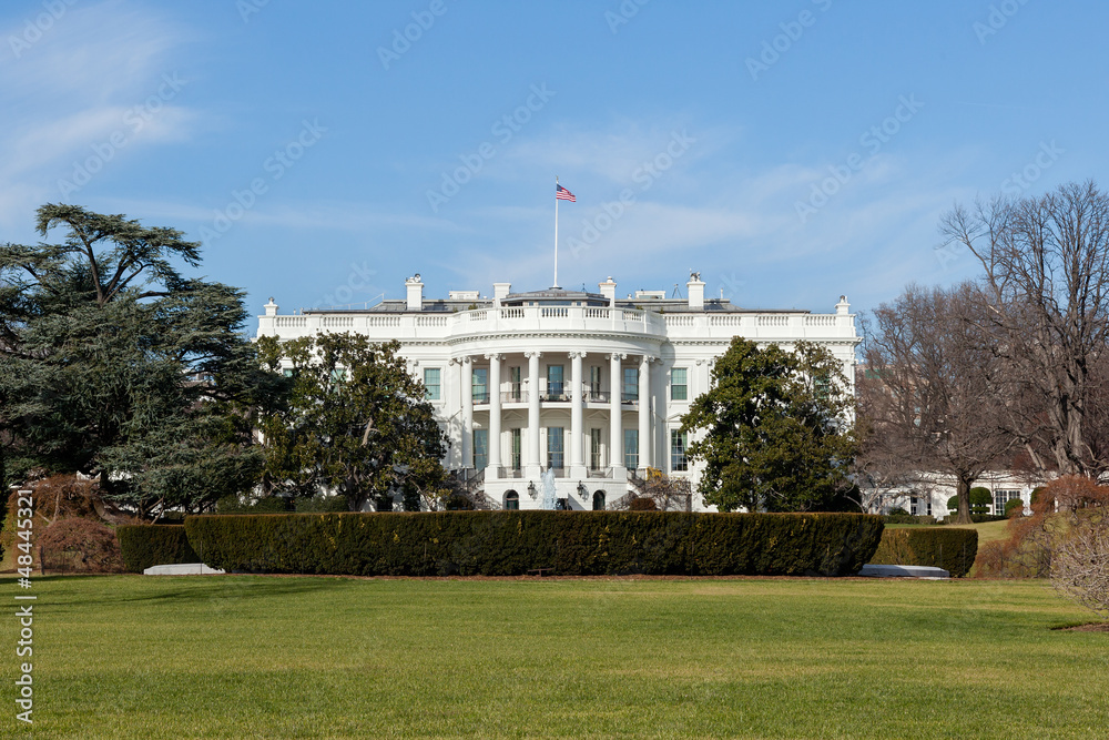 Obraz premium The White House in Washington DC on Sunny Winter Day