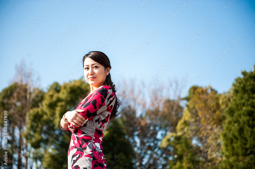 腕を組む赤いドレスの女性