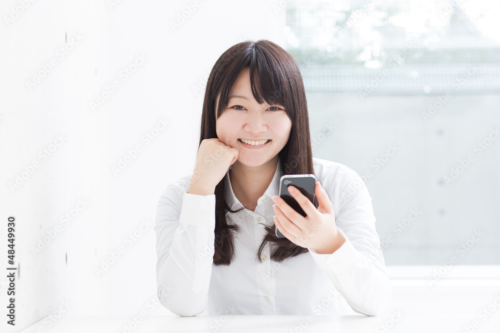 スマートフォンを使う女の子