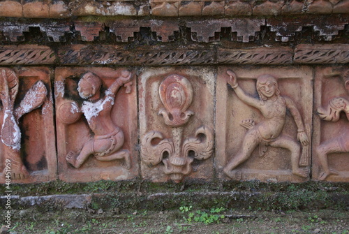 バハルプールのレリーフ　蓮と踊る人々