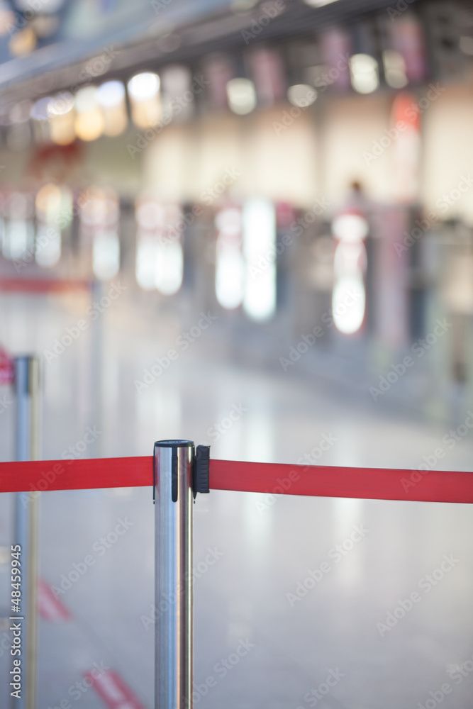 Obraz premium Absperrband am Flughafen rot