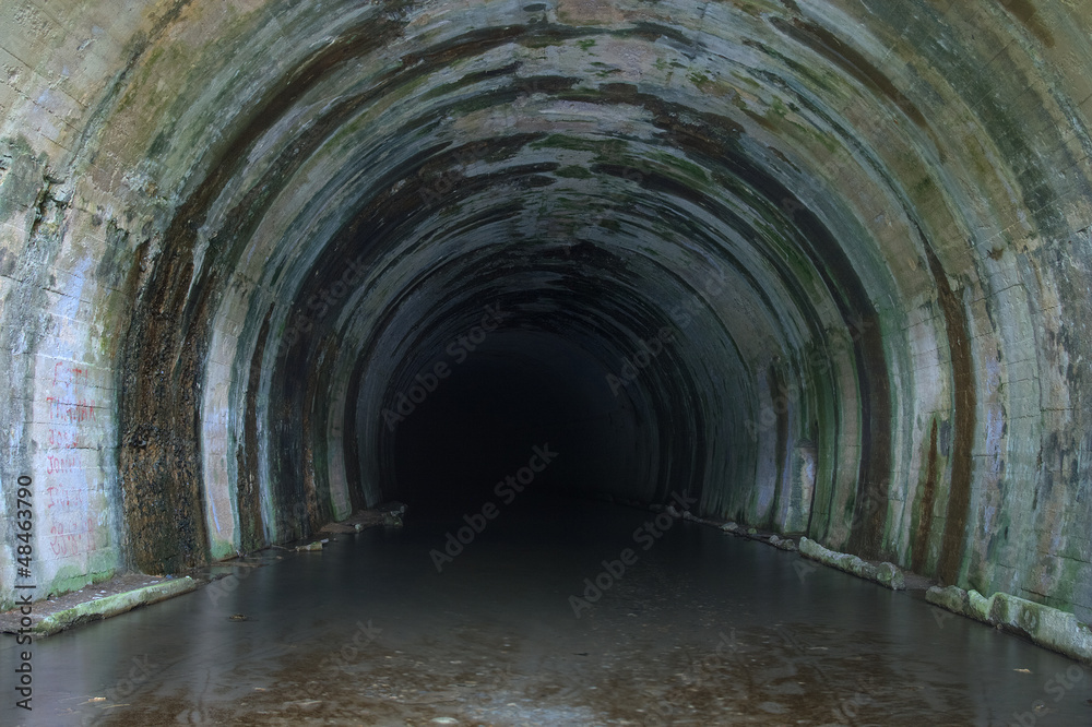 Naklejka premium Dark abandoned Tunnel