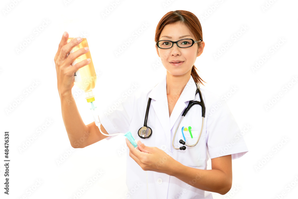 点滴治療の準備をする女医 点滴治療の準備をする女医