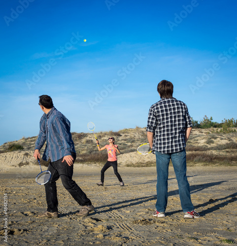 badminton sur la plage en famille