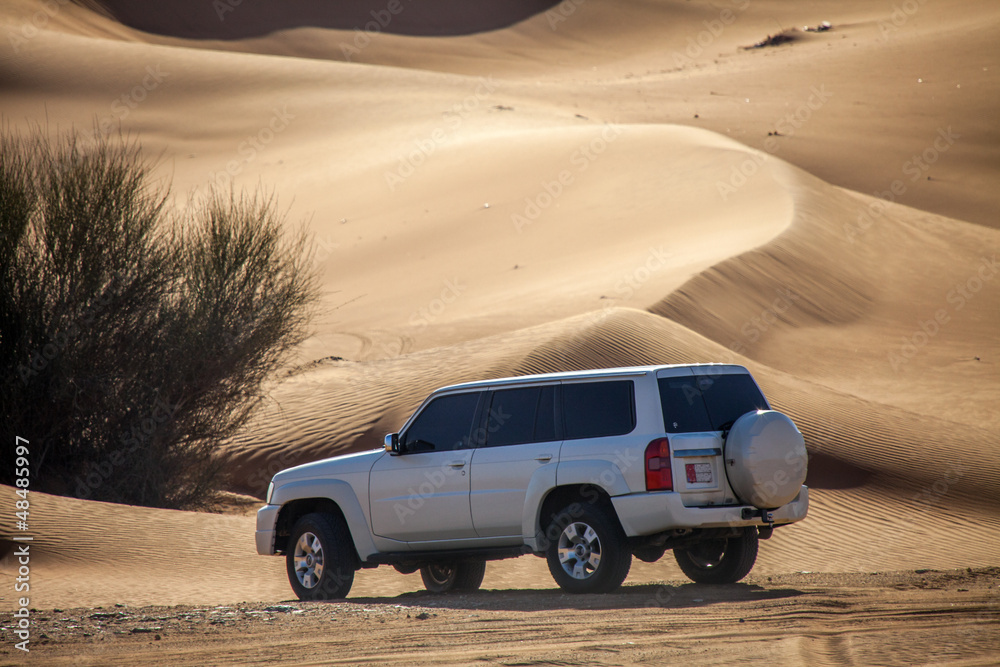 Fototapeta premium Offroad in der Wüste bei Dubai