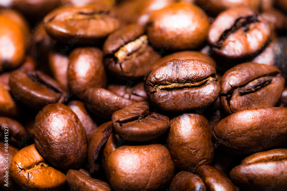 Naklejka premium Coffee beans on grunge wooden background