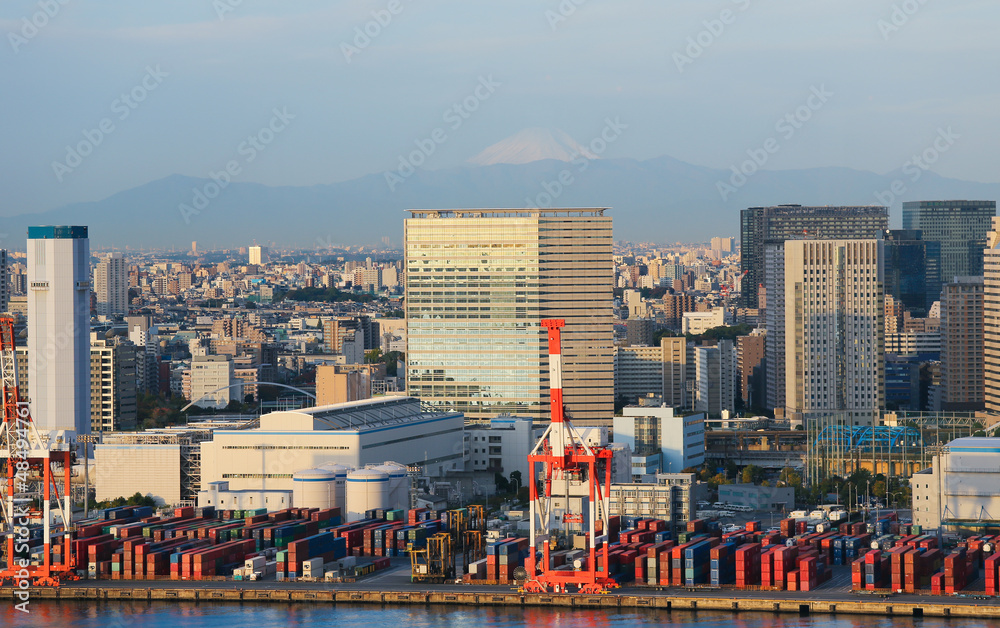 Obraz premium Container port of Tokyo and Mount Fuji