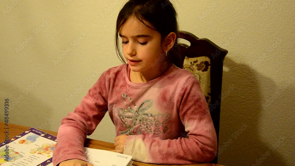 Schulmädchen beim lesen