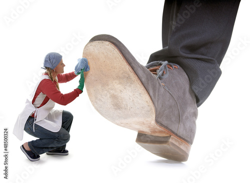 Mini Frau putzt riesigen Schuh photo