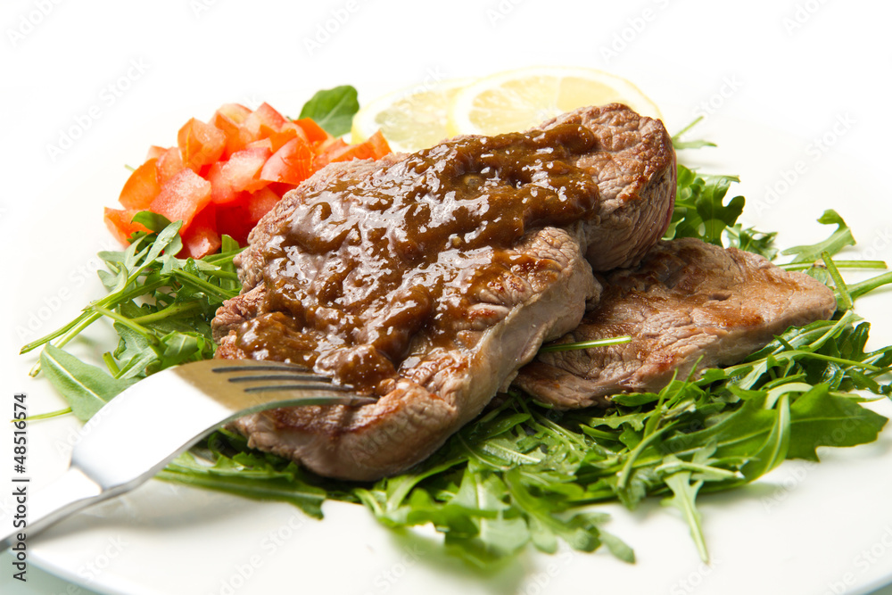 filetto di carne su letto di rucola e salsa all'aceto balsamico filetto di carne su letto di rucola e salsa all'aceto balsamico