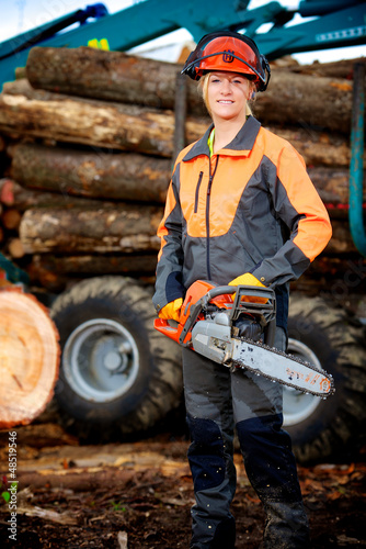 Forstarbeiterin in Schutzkleidung mit Kettensäge Stock-Foto | Adobe Stock