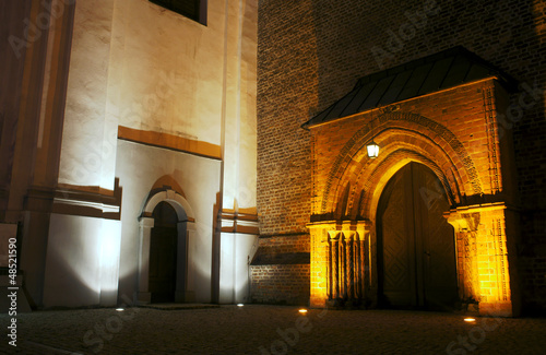 Gotycki portal kościoła nocą w Poznaniu