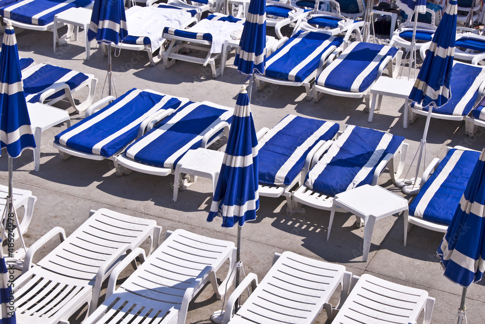 Transats et parasols sur la plage de Nice - France