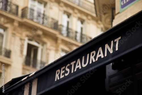 Fototapeta Naklejka Na Ścianę i Meble -  Restaurant in Paris - Bistro