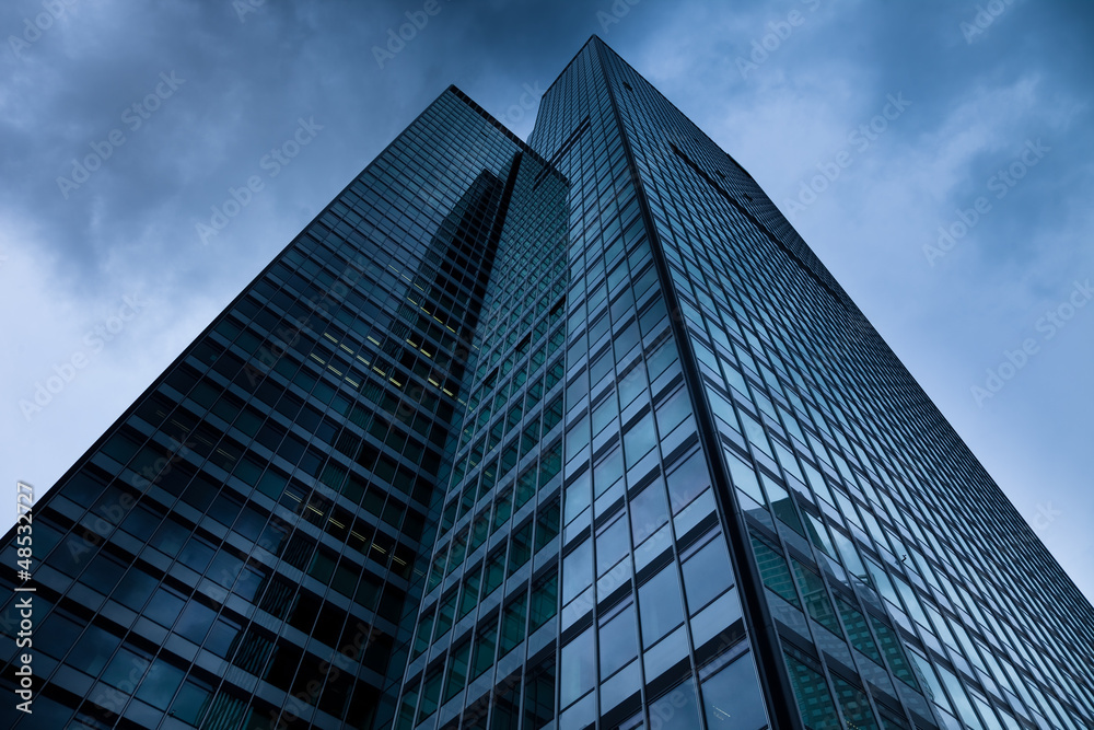 modernes Hochhaus in Frankfurt - Gewitter