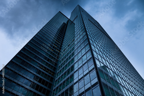 modernes Hochhaus in Frankfurt - Gewitter