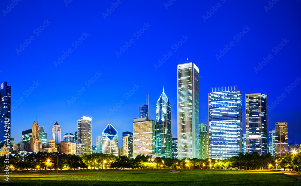 Downtown Chicago, IL in the evening