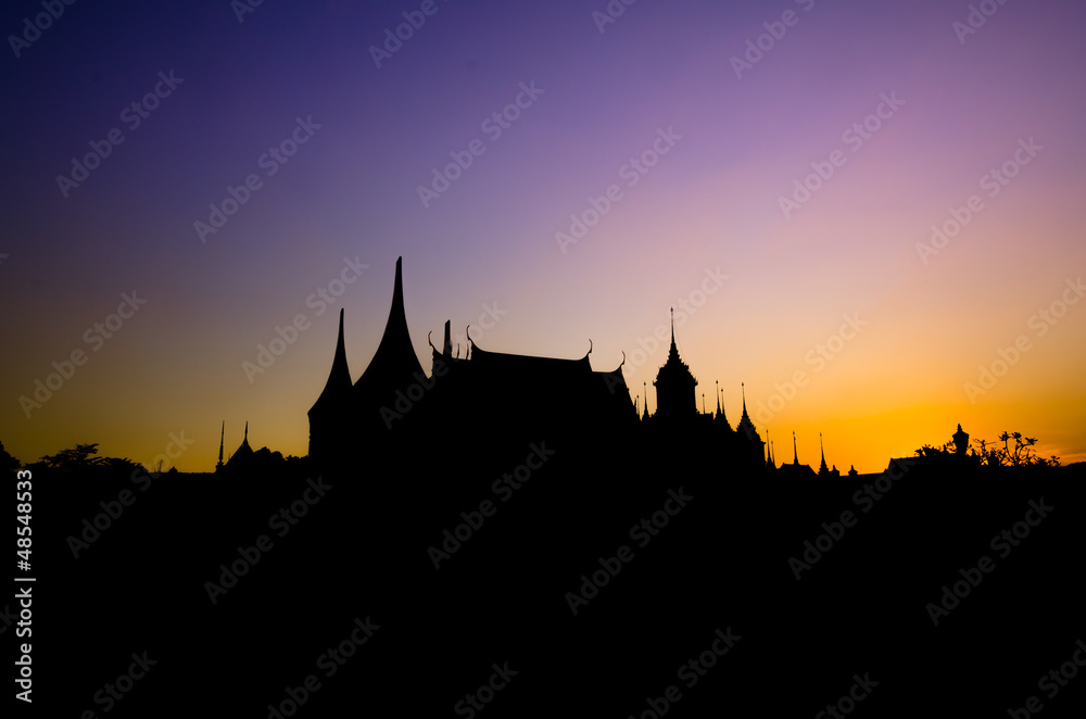 Naklejka premium Silhouette of Thai architecture at Bangkok