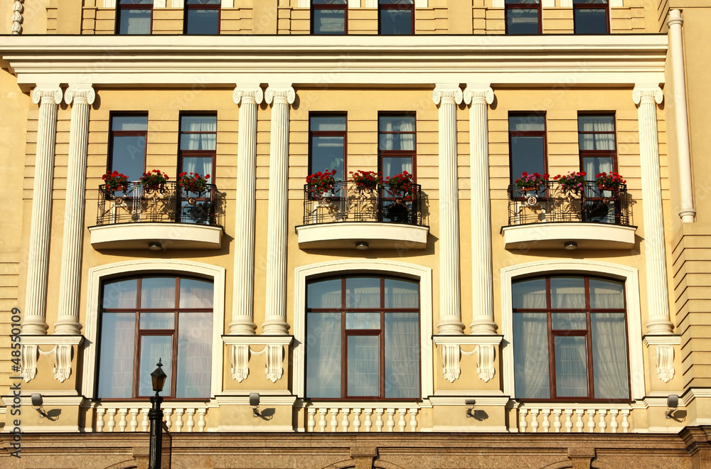 Obraz premium Facade of yellow building